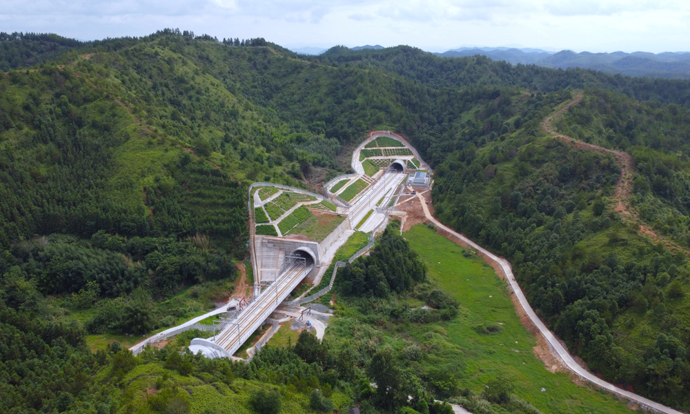 該項目沿線地形地貌、地質條件復雜，全線橋隧比達到83.73%，其中正線橋梁92座，隧道52座，路基15.29公里，重難點控制工程包括下黃田隧道、梅興亭隧道、何公塘隧道、五華特大橋、葉屋特大橋、東江特大橋等。圖為龍龍高鐵梅龍段彭屋隧道。