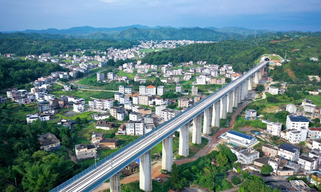 龍龍高鐵梅龍段是粵東地區連接華中、華北地區的高速客運通道的組成部分，是支撐粵東地區融入粵港澳大灣區的重要基礎設施。同時，該線路作為龍巖經梅州至龍川鐵路項目的一部分，也是長三角經海西經濟區聯系珠三角地區的重要通道。項目建成通車后，革命老區與粵港澳大灣區的聯系將更加緊密，對加快構建珠三角、粵東地區與梅州、河源高速鐵路通道，加速廣東省交通互聯互通，推動地區經濟發展具有重要意義。圖為龍龍高鐵梅龍段橋梁航拍。