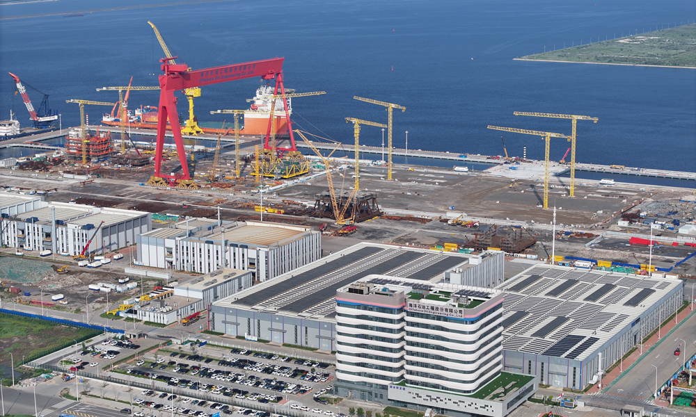 在這片興起于沿海灘涂的現代化基地，新質生產力正讓傳統產業煥發生機。目前，海油工程天津智能制造基地二期項目作業人員正有序進行各類生產設備的安裝調試工作。據介紹，項目投產后，基地生產能力將進一步提升，為加快培育海洋能源新質生產力、保障國家能源安全注入新動能。圖為海油工程臨港智能制造基地全景。