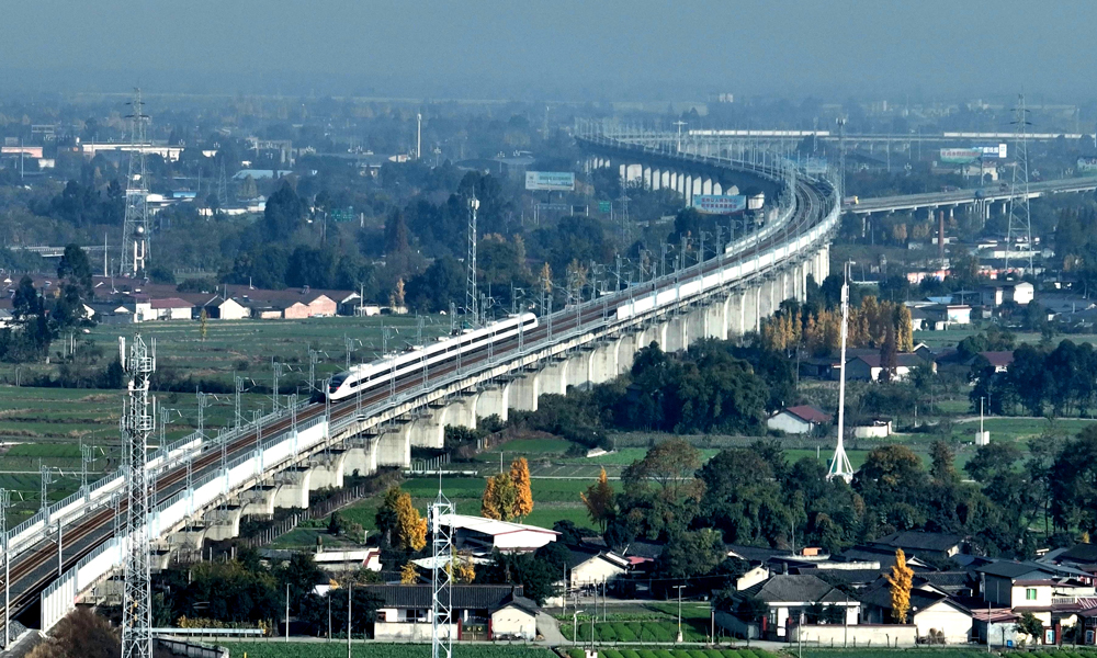 近日，中國中鐵旗下中鐵二院勘察設計，中鐵二局、中鐵八局等參建的四川成都至青海西寧鐵路鎮(zhèn)江關至黃勝關段（以下簡稱川青鐵路鎮(zhèn)黃段）開通。這是繼2023年底青白江東至鎮(zhèn)江關段通車后，川青鐵路建設迎來的又一重要節(jié)點，成都東至黃勝關貫通運營，從成都到黃龍九寨乘坐動車最快99分鐘可達。