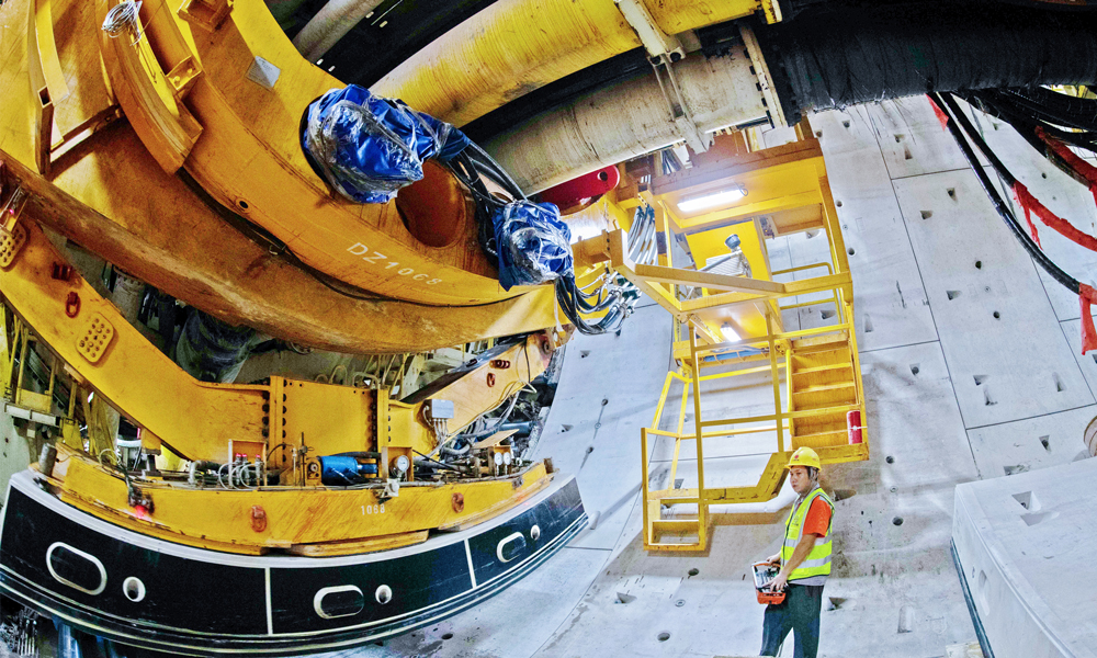 近日，中鐵二十二局穗莞深城際前皇段項(xiàng)目“強(qiáng)國(guó)號(hào)”盾構(gòu)機(jī)順利下穿廣深高速，是該項(xiàng)目首次完成一級(jí)風(fēng)險(xiǎn)源下穿任務(wù)。項(xiàng)目建成后，將有效推動(dòng)珠三角地區(qū)一小時(shí)經(jīng)濟(jì)圈建成，對(duì)當(dāng)?shù)亟?jīng)濟(jì)發(fā)展和人員物流、區(qū)域經(jīng)濟(jì)一體化的發(fā)展具有極大的促進(jìn)作用。圖為技術(shù)人員正在操作盾構(gòu)機(jī)進(jìn)行管片拼接。