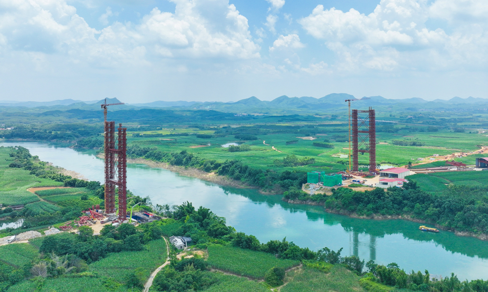 近日，由中鐵二十五局承建的鹿寨至欽州港高速公路柳州至覃塘段工程紅水河特大橋樁基全部完工。項(xiàng)目建設(shè)將加速珠西經(jīng)濟(jì)帶、北部灣城市群發(fā)展規(guī)劃落地，加強(qiáng)北部灣港向內(nèi)陸腹地的輻射功能，對(duì)完善廣西壯族自治區(qū)中南地區(qū)連接粵港澳大灣區(qū)和東盟地區(qū)出省出海出邊高速公路網(wǎng)絡(luò)有重要作用。圖為紅水河特大橋施工現(xiàn)場(chǎng)航拍。