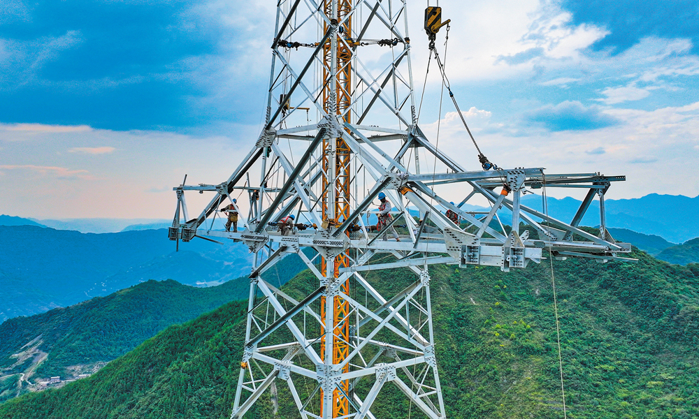近日，國家電網福建送變電公司施工人員在重慶市奉節縣山區組立±800千伏寧夏—湖南特高壓直流輸電線路工程（11標）的鐵塔。
