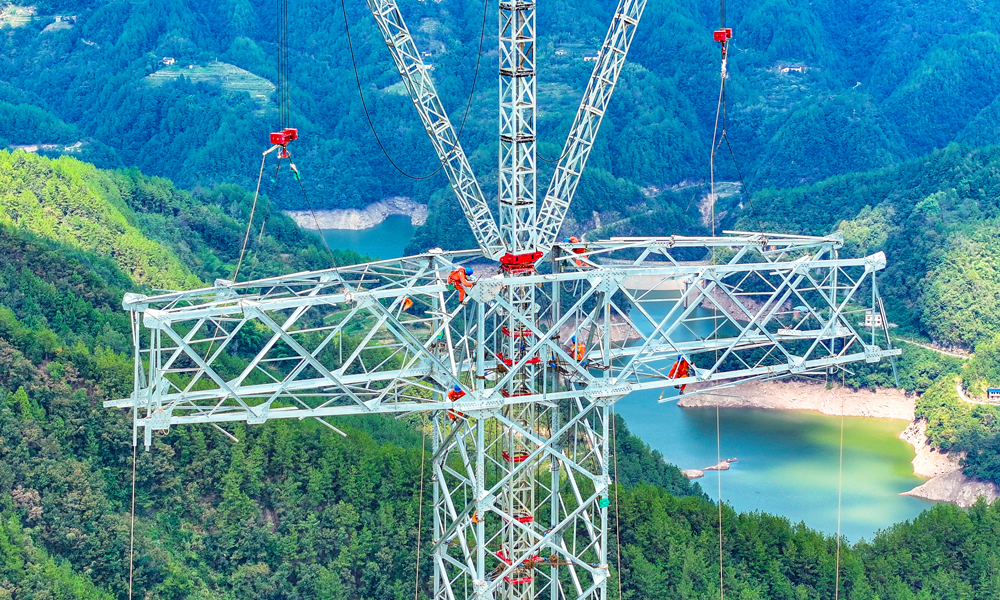 “寧電入湘”特高壓工程線路全長1634千米，是我國首條以輸送“沙戈荒”風電光伏大基地新能源為主的電力外送大通道，也是我國“西電東送”的重要工程。