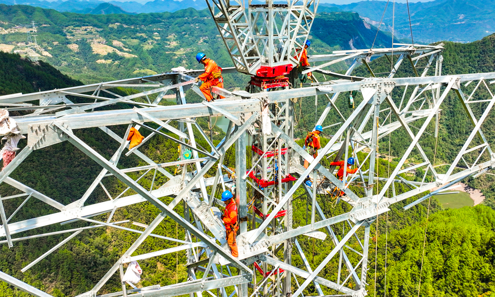 “寧電入湘”特高壓組塔施工現場。