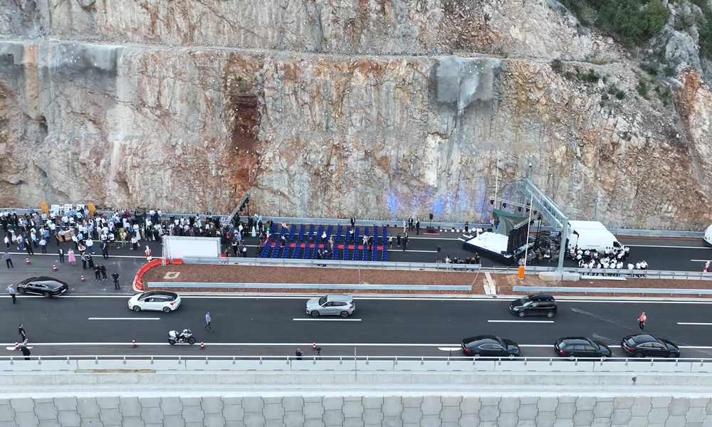 波黑泛歐5C走廊高速公路Lot1項目（波契泰利—茲維羅維契次段）為雙向四車道智能化高等級公路，主線全長10.095公里，直通克羅地亞西南部普洛切港，延伸至匈牙利首都布達佩斯。通車后，將使從查普利納前往波黑首都薩拉熱窩的時間由原來的兩個半小時縮減為一個半小時。圖為竣工儀式現場。