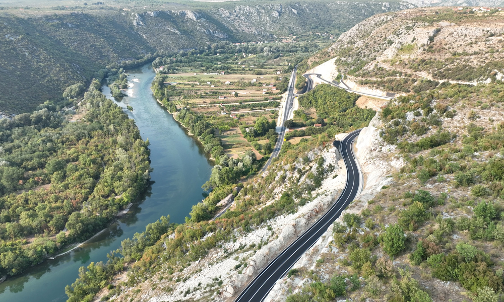 該項目是中東歐地區極為重要的一條交通線，是推動“一帶一路”項目的關鍵一環，在中東歐經濟版圖中具有重要意義，也是中國企業在波黑承建的第一條高速公路工程。中國建筑承建高速主體路段，中國電建與阿塞拜疆企業組成的聯合體負責橋梁建設，工程總造價約1億歐元。圖為中國建筑三局波黑泛歐5C走廊高速航拍。