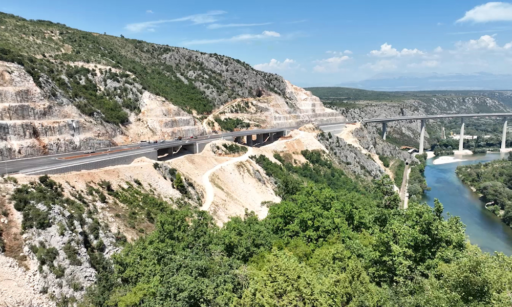該段通車后將波黑西南部邊境同克羅地亞邊境相連。波黑境內全線通車后，將有效促進人員流通和貨物運輸，有望成為連接中東歐國家的交通干線。圖為中國建筑三局波黑泛歐5C走廊高速航拍。