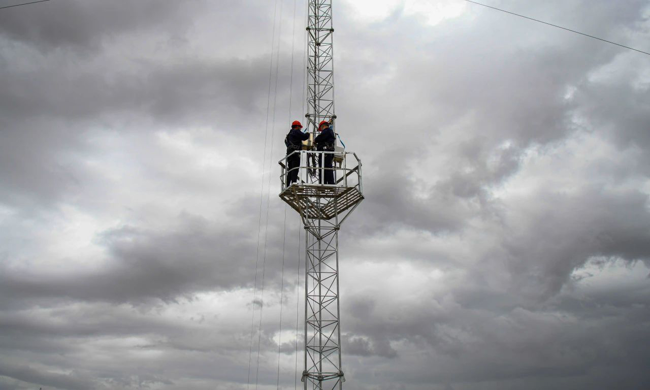 西極，是中國西部最邊緣、日落最晚的地方。在這里可以觸摸時代的脈動，感受激蕩著亙古荒涼的帕米爾高原。而在不遠的55公里外，一個新的“生命”正在悄悄孕育。2022年1月，國家能源集團工作人員在南疆樹立起了第一座測風塔。劉思琛 攝