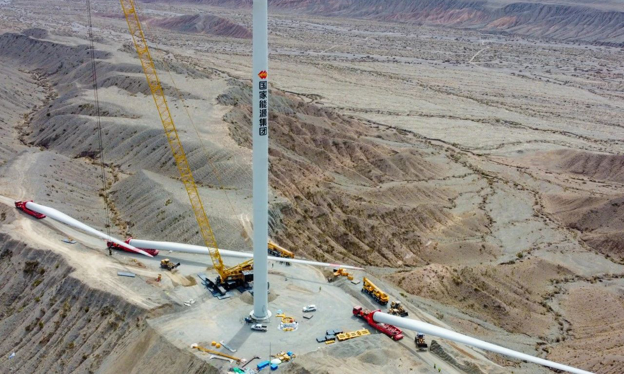 隨著一臺臺風機拔地而起，帕米爾高原迎來了屬于他的“新地標”，南疆秘境增添了一縷新的風情。劉振祿 攝