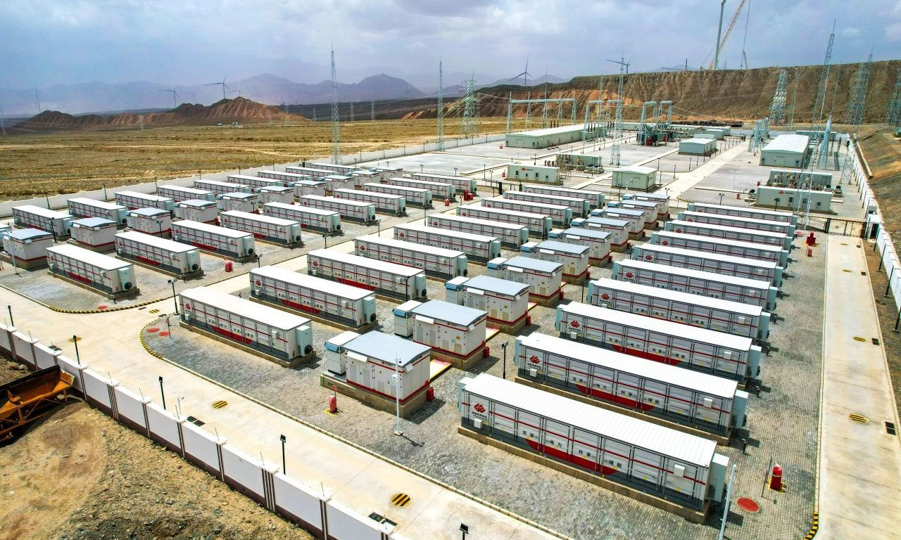 作為南疆地區首個風電項目，烏恰風電項目與克州當地水電、光伏形成區域電源供給互補，配套建設的50MW/200MWh儲能項目將參與電網調峰，有效保障風資源高效利用，極大地提升當地電網安全穩定運行能力。谷佳蔚 攝