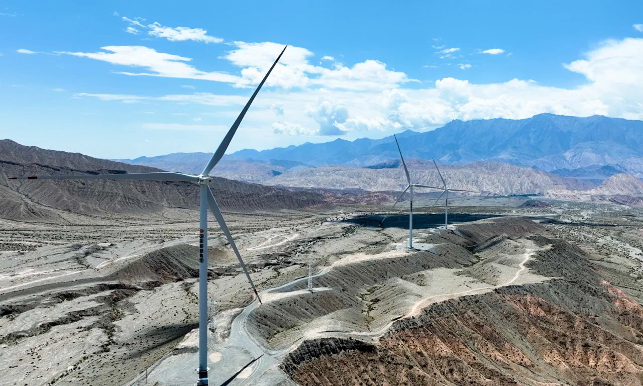 山谷間“狹管效應”形成的風呼嘯而過，風機迎風飛舞，蓬勃不竭的清潔動能隨著電網涌出，為南疆大地帶來新的生機。劉思琛 攝