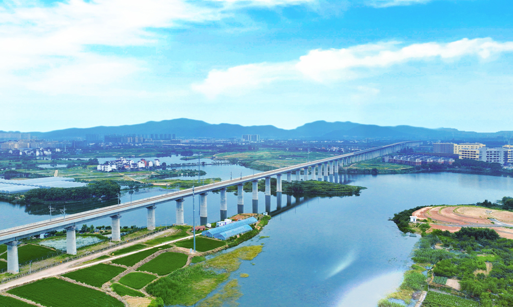 為安全、優質、高效完成鋪軌施工任務，中鐵十一局項目團隊采用目前國內先進的智慧云安全調度管理系統，為施工安全“加碼”，實時遠距離監控鋪軌機、長軌運輸車、焊軌車等設備，實現管理智能可視、安全自動預警。采用WZ500型鋪軌機組和自主設計研發的BLCP500型本鄰兩線鋪軌機組兩種方式進行鋪軌施工，實現“走單線，鋪雙線”，大幅提升鋪軌施工效率。圖為杭溫高鐵義烏特大橋。