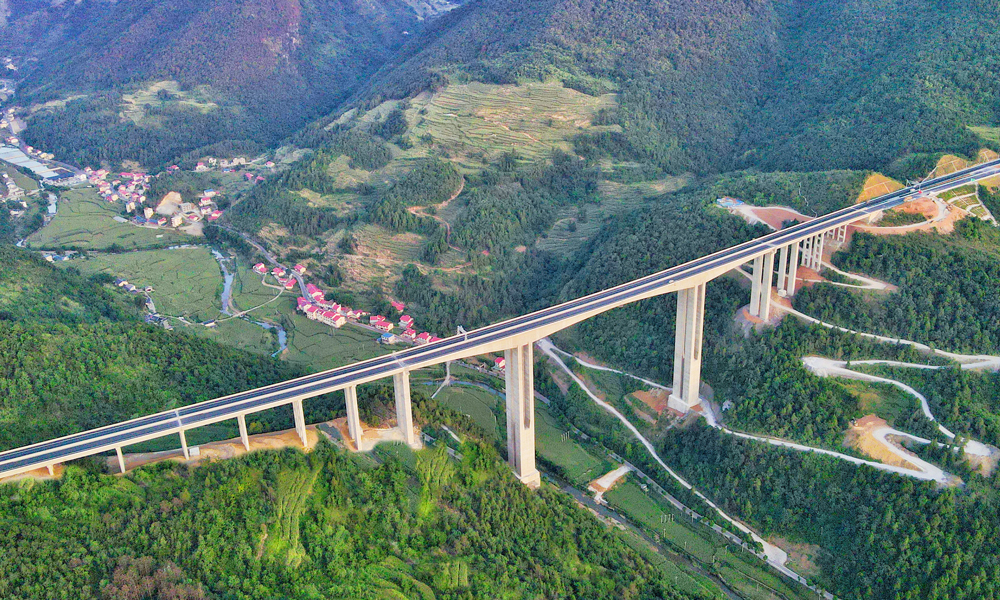 據介紹，金仁桐高速公路沿線峽谷縱橫、崇山峻嶺，需克服貴州喀斯特地貌廣泛分布、高瓦斯路段密集以及斷層較多、突泥涌水等多種不良地質并存等困難。圖為金仁桐高速公路大壩田特大橋。