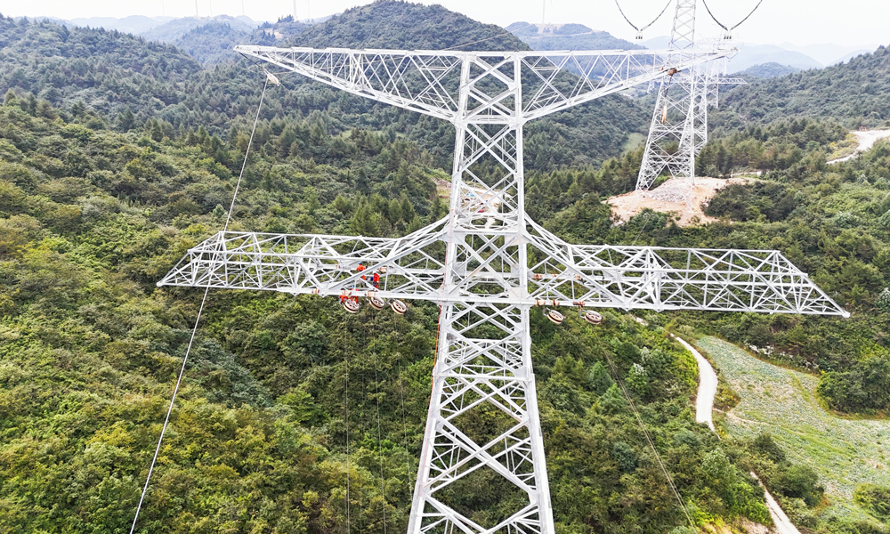 國家電網湖北送變電公司施工人員在±800千伏金上—湖北特高壓直流輸電線路工程鄂2標段施工現場展放導引繩。