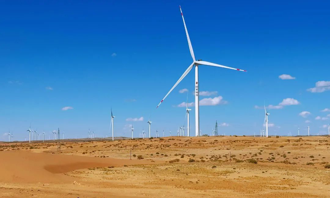 內蒙古公司巴音新能源公司建設的阿右旗200MW風儲一體化項目配置60兆瓦/120兆瓦時磷酸鐵鋰儲能，從開工到并網發電僅用177天，創造了內蒙古公司風電項目最快施工紀錄。工程建設期嚴把安全、質量、進度關，經內蒙古自治區電力建設質檢中心站檢查評定，工程總體工藝質量優良，機組運行穩定，質量評價為高質量等級優良工程。