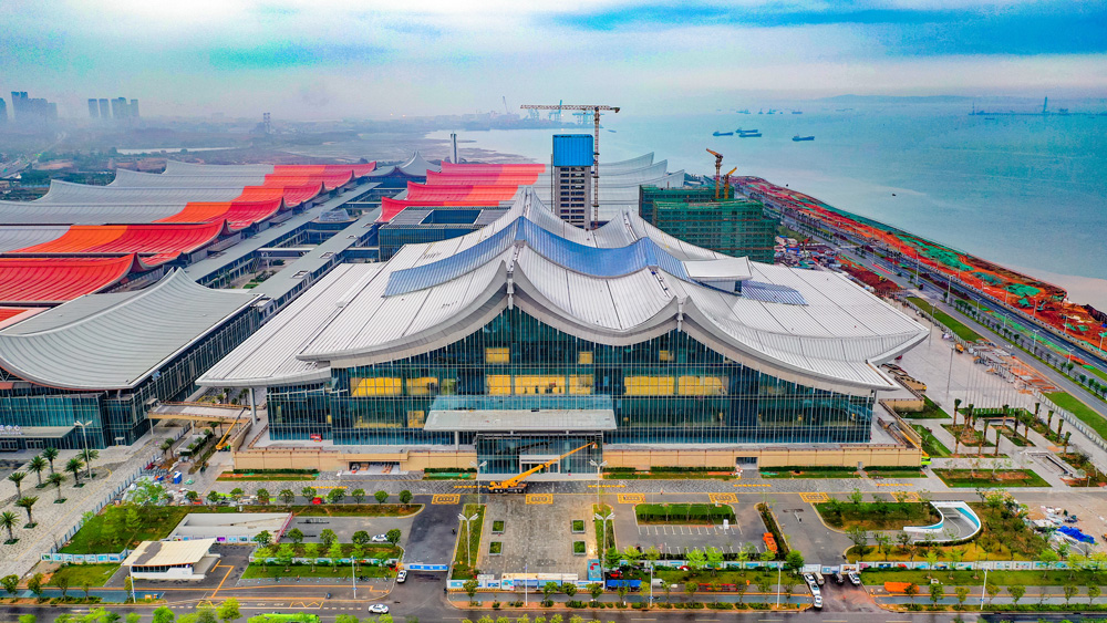 近日，由中國建筑旗下中建四局承建的福建省建筑單體最大的會議中心——廈門國博會議中心正式啟用。項目位于福建省廈門市翔安區，為廈門國際博覽中心的重要組成部分，總建筑面積23.11萬平方米，建設內容包括46間會議室、VIP室及其他附屬配套用房，內設當前全國最大的無柱多功能會議室，面積達1.1萬平方米。