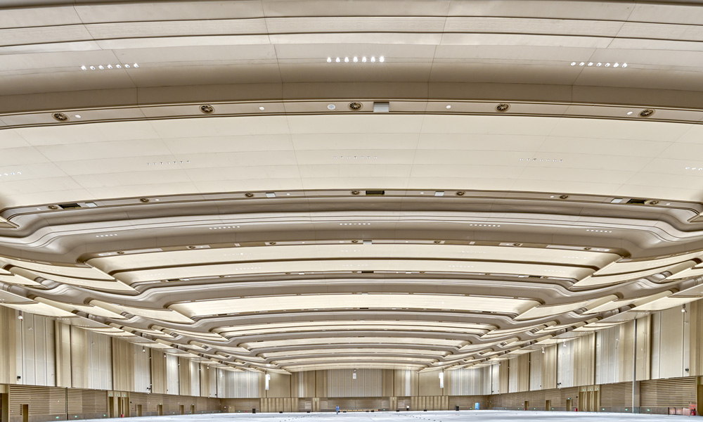 作為全國最大的無柱多功能會議室，其中4樓鋼桁架樓承板面積達1.1萬平方米，由14榀主桁架及鋼梁組成，最大跨度81米，總重量達4200噸，從正負零頂板提升至標高34米，為國內場館類室內面積最大的鋼桁架整體提升工程，施工難度不言而喻。