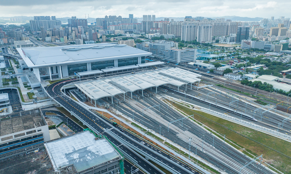 新建汕頭站是國(guó)家“八縱八橫”沿海高鐵的重要節(jié)點(diǎn)，北接漳汕高鐵，南連汕汕高鐵、廣澳港鐵路，西聯(lián)既有梅汕鐵路、粵東城際。站房分兩期建設(shè)，站房規(guī)模10萬(wàn)平米，站場(chǎng)規(guī)模11臺(tái)24線，集高鐵、普鐵、城際、市內(nèi)公共交通于一體，全面建成后將保障粵東人民舒適便捷出行，增強(qiáng)汕頭省域副中心城市的虹吸力和輻射力。圖為首趟高鐵G6358次列車從新建汕頭站駛出。