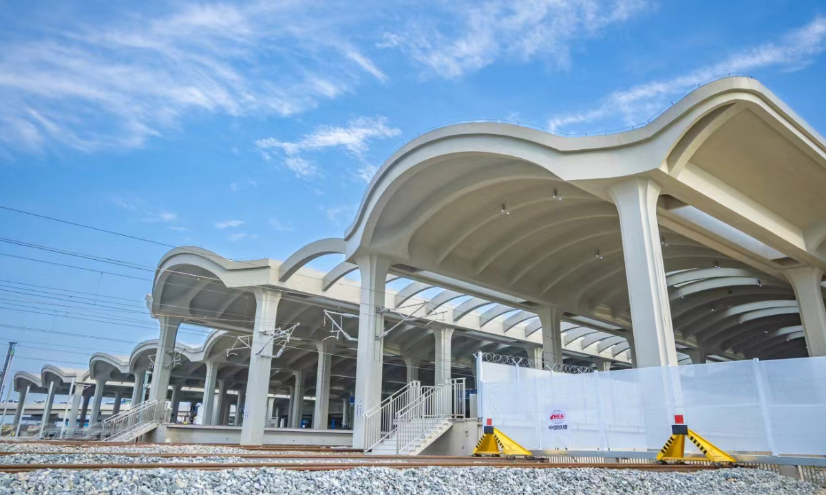 車站應(yīng)用建筑結(jié)構(gòu)一體化建設(shè)理念。項(xiàng)目團(tuán)隊(duì)研發(fā)了全國(guó)首例構(gòu)建一體化樹(shù)狀造型鋼結(jié)構(gòu)施工技術(shù)，將站內(nèi)大廳16根支撐柱優(yōu)化為“榕樹(shù)”造型，實(shí)現(xiàn)功能和美學(xué)的內(nèi)在統(tǒng)一；建成了全國(guó)首例異形多曲連續(xù)拱形全現(xiàn)澆清水混凝土雨棚，相比鋼結(jié)構(gòu)雨棚，具有更佳的耐鹽酸、抗腐蝕和抗臺(tái)風(fēng)性能。圖為車站北雨棚。