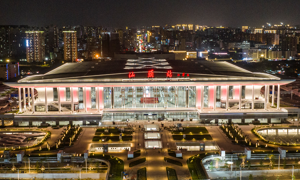 車站采用智慧車站節(jié)能管控系統(tǒng)，可根據(jù)車站運(yùn)行時(shí)間、各區(qū)域?qū)崟r(shí)人流量、溫度、室內(nèi)外光照強(qiáng)度等因素，自動(dòng)調(diào)節(jié)照明、空調(diào)、電梯等機(jī)電設(shè)備至最佳能耗狀態(tài)；站臺(tái)雨棚柱上的照度傳感器被接入列車到發(fā)信號(hào)燈系統(tǒng)，雨棚照明與列車進(jìn)出站自動(dòng)關(guān)聯(lián)，列車到達(dá)前提前開(kāi)燈，出發(fā)后及時(shí)關(guān)燈，有效降低綜合能耗和運(yùn)維成本。圖為站房夜景航拍。
