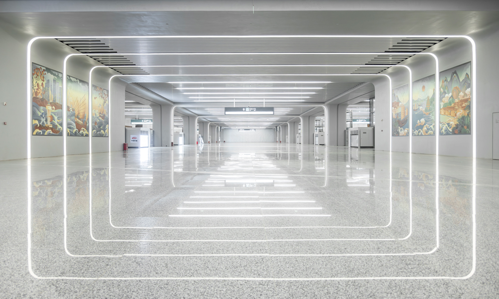 下一步，建設(shè)團(tuán)隊(duì)將對(duì)既有西站房進(jìn)行改擴(kuò)建，屆時(shí)將與一期新建東站房形成整體，形成東西聯(lián)通、站城融合的高水平全國(guó)性綜合交通樞紐。圖為出站通廊。