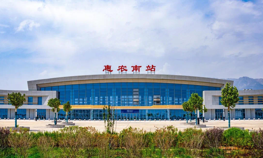 包銀高鐵是國家“八縱八橫”高速鐵路網京蘭通道的重要組成部分，全線分段建設，包含內蒙古段和惠銀段。此次開通的惠銀段全長97公里，設有惠農南、石嘴山、沙湖、銀川4座車站，其中銀川站為既有車站，其余為新建車站。