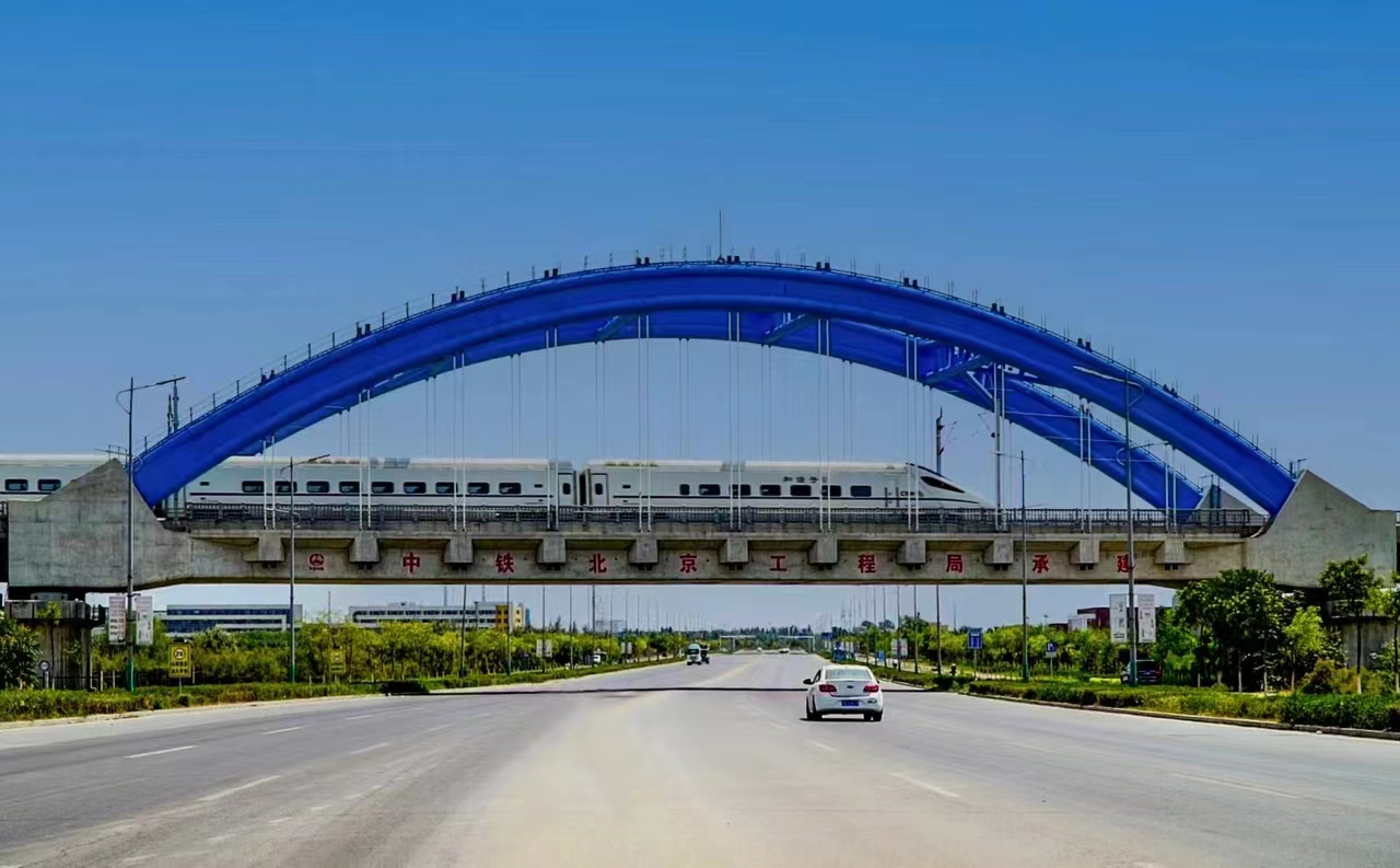 包銀高鐵惠銀段開通運營后，將極大便利沿線各族人民群眾出行，推動沿黃經濟帶高質量發展，對助力新時代西部大開發戰略實施具有十分重要的意義。