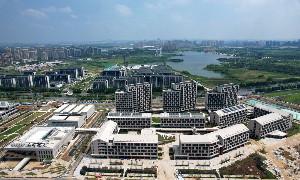 由中國建筑旗下中建五局承建的安徽醫科大學新醫科中心（新校區）一期項目，是安徽省“十四五”規劃教育提質擴容重大項目，總建筑面積約20.2萬平方米，是改善安徽醫科大學學生生活條件的重要民生工程。項目建成后將進一步完善學校配套設施，優化辦學空間布局，助力提升安徽省醫學人才培養和衛生健康服務供給能力。