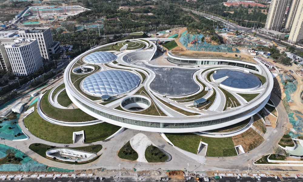 由中國建筑旗下中建八局承建的青島虛擬現實創享中心項目，建筑面積約10.45萬平方米，包含虛擬現實創享中心、配套附屬辦公樓、配套實訓基地及VR主題廣場等配套設施。該項目是國家級虛擬現實產業研發制造基地——青島虛擬現實產業園區綜合配套區的核心支撐項目，投用后將打造成為集“VR體驗、展示發布、論壇展會科普實訓、公共服務”等多功能為一體的園區綜合配套中心。