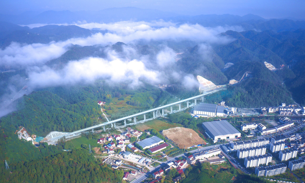 宣績高鐵是長三角鐵路網的重要組成部分，正線全長115公里，設計時速350公里，全線設宣城、寧國南、績溪北3座車站，其中寧國南站為新建車站。圖為宣績高鐵胡樂大橋遠景航拍。