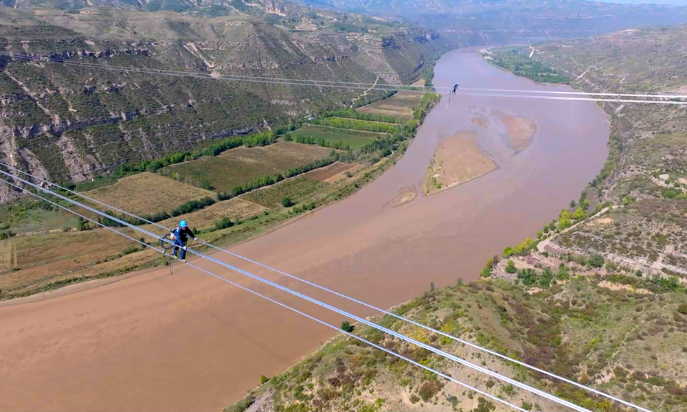 近日，隴東至山東±800千伏特高壓直流輸電線路工程（陜西段）完成跨越黃河架線施工，拿下線路施工架設關(guān)鍵一役。隴東至山東特高壓直流輸電線路全長926千米，起于甘肅慶陽市，途經(jīng)甘肅、山西、陜西、河北、山東五省，落點山東泰安市。