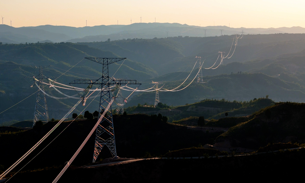 隴東送山東特高壓直流輸電線路是國內(nèi)首個“風光火儲一體化”特高壓送電工程，將促進甘肅優(yōu)勢資源轉(zhuǎn)化，并提高山東供電保障能力。該線路每年可從甘肅向山東輸送電量達400億千瓦時，預計2025年全線建成投運。