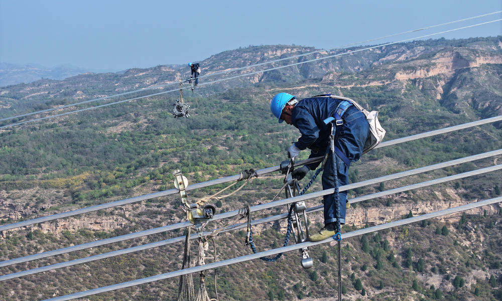 據(jù)負責施工建設的南方電網(wǎng)廣東電網(wǎng)能源發(fā)展有限公司項目負責人介紹，隴東至山東±800千伏特高壓輸電線路工程跨黃河段河道最寬處達1000米，跨越最大弧垂116米。為完成跨黃河段放線，施工當天分別動用了4臺25噸牽引機、4臺8噸張力機在山西、陜西境內(nèi)同步作業(yè)。