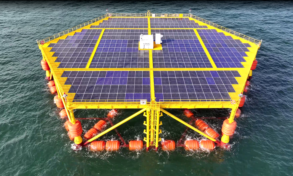 近日，我國首套抗浪型漂浮式光伏平臺——中國華能“黃海一號”主體已全部建成，并成功完成安裝，將于山東半島南部黃海海域開始我國漂浮式海上光伏實證研究工作，是我國目前建成水深最深的漂浮式海上光伏平臺。