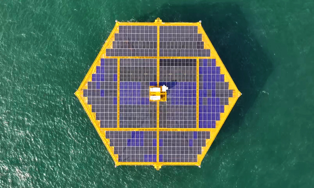 中國華能“黃海一號”抗浪型漂浮式海上光伏平臺，邊長超25米，面積約1624平方米，平臺重量超過360噸，總共使用434塊光伏板，有三種不同的技術路線，四種不同的容量。