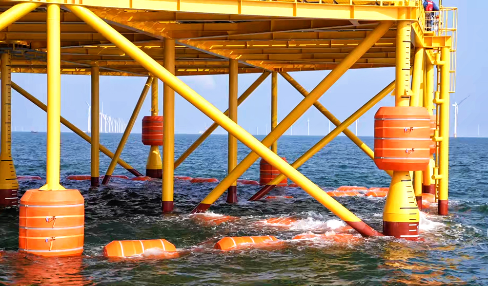 平臺創新采用六邊形設計和桁架式結構，由64個塑料浮力塊提供浮力，相較于傳統海上光伏平臺，可有效降低重量約25%，是未來深遠海海上光伏大規模開發的解決方案之一。