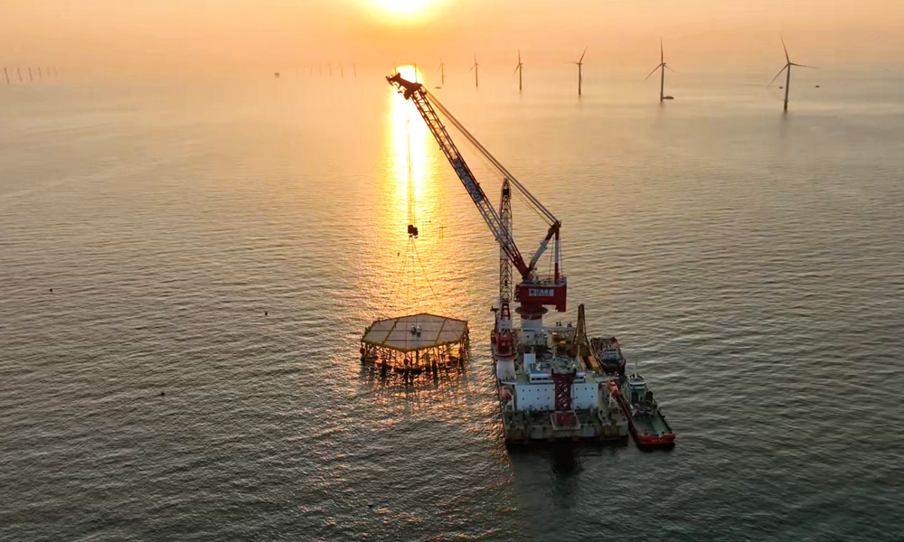 平臺將在海上開展長達一年的實地監測與實驗，為漂浮式光伏技術在海洋環境中的高效安全應用提供數據支撐，同時探索“海洋牧場”的融合發展，持續推進海洋立體化集約化開發與生態保護。