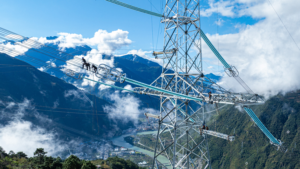 目前，川渝1000千伏特高壓交流輸電工程已進入貫通的最關鍵階段。該工程是我國西南地區首個特高壓交流工程，建成后將推動甘孜地區清潔水電輸送，為成渝地區雙城經濟圈建設提供強有力電能保障。圖為國家電網施工人員開展附件安裝作業。