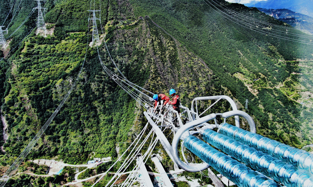 施工人員開展川渝1000千伏特高壓交流輸電工程引流導線防護裝置安裝作業。