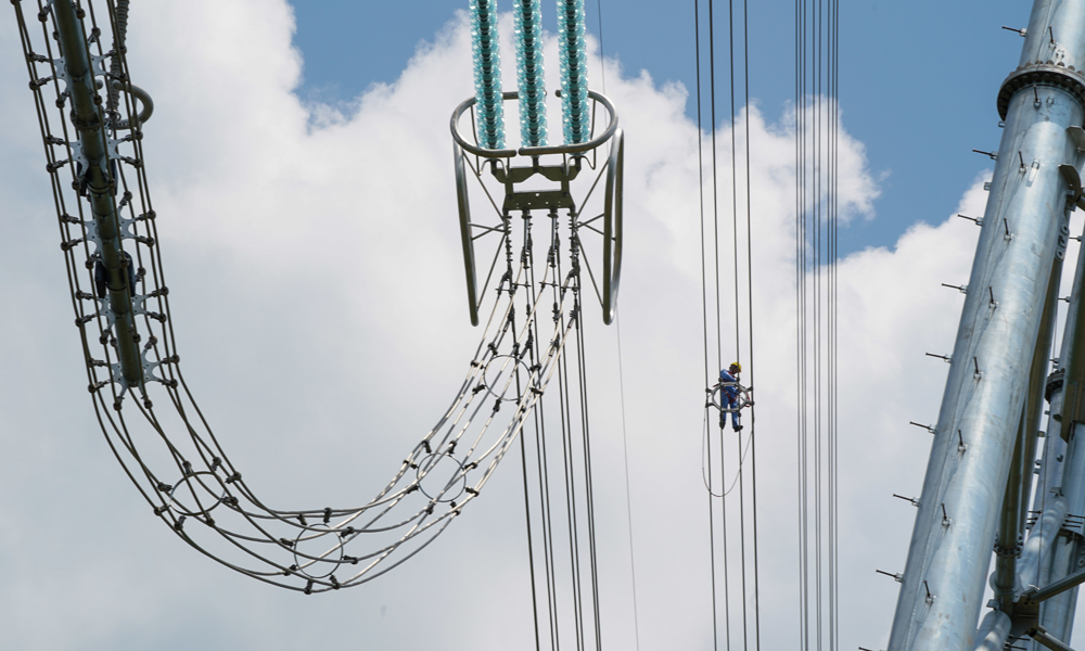 施工人員開展川渝1000千伏特高壓交流輸電工程高空走線驗收工作。