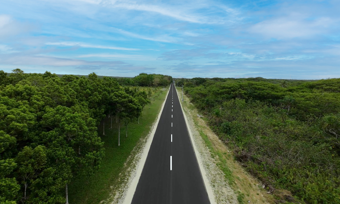 中國援助紐埃環島公路升級項目是中紐“一帶一路”合作的標志性工程，同時也是21世紀海上絲綢之路的重要組成部分。