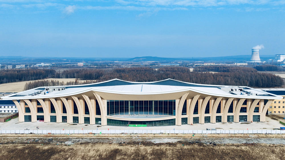 10月25日，由中國鐵建旗下中鐵建設(shè)承建、鐵五院監(jiān)理的我國在建最北高鐵站伊春西站外部裝飾裝修建設(shè)正式竣工，將進入站房內(nèi)部裝修施工階段，標(biāo)志著我國在建最北高鐵哈伊高鐵建設(shè)取得新突破。圖為伊春西站航拍全景。