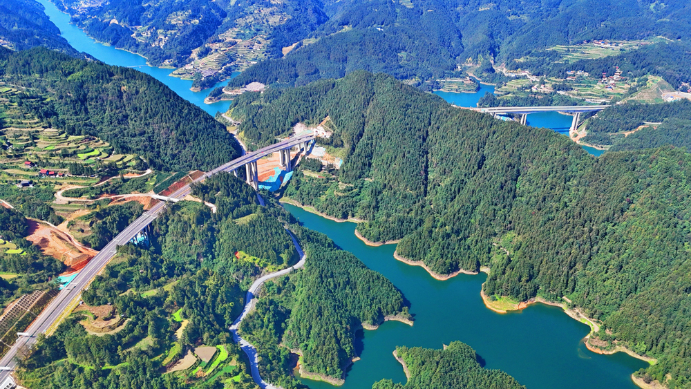 近日，由中國鐵建昆侖投資集團(tuán)投資運營，鐵四院勘察設(shè)計，中國鐵建大橋局、中鐵十五局、中鐵十六局、中鐵十七局、中鐵十八局、中鐵十九局、中鐵二十二局、中鐵二十四局參與建設(shè)的貴州劍河至黎平高速公路正式建成通車，貴州南北高速路網(wǎng)再添新通道。圖為劍黎高速美樂1號大橋。