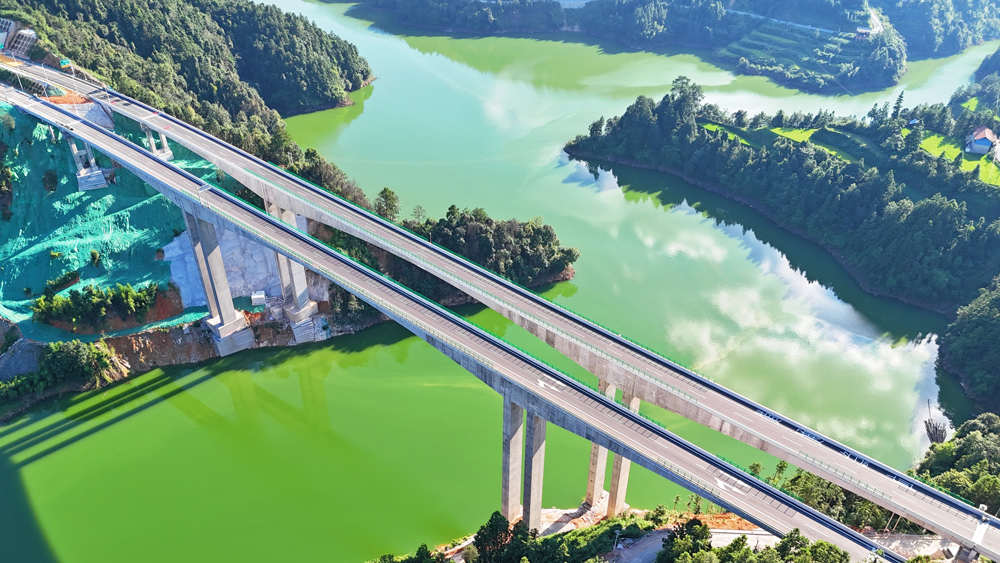 據(jù)介紹，工程沿線穿越復(fù)雜的喀斯特地貌和自然風(fēng)景區(qū)，包括南寨溪特大橋及小瑤光特大橋等多項重難點控制性工程，施工難度大、環(huán)保要求高。圖為劍黎高速小瑤光特大橋。