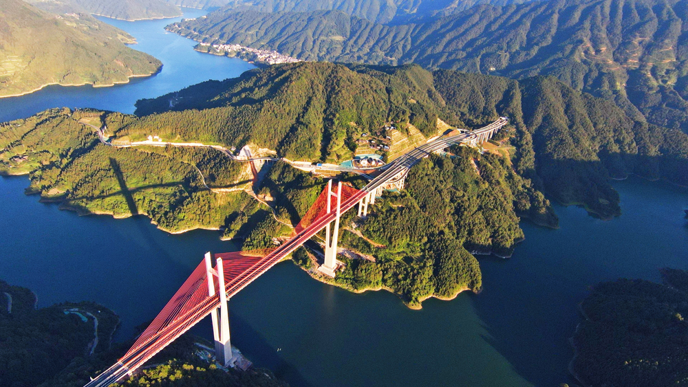 據(jù)了解，劍黎高速是貴州省新增織密高速網(wǎng)的重點建設(shè)項目，建成通車后，劍河與黎平之間車程將縮短至1小時左右，并與貫通全省的南北高速公路網(wǎng)形成互聯(lián)互通，對構(gòu)建黔東南州黃金旅游通道、加快沿線資源綜合開發(fā)、助力鄉(xiāng)村振興、促進(jìn)民族地區(qū)和革命老區(qū)經(jīng)濟(jì)高質(zhì)量發(fā)展具有十分重要的意義。圖為劍黎高速南孟溪特大橋。