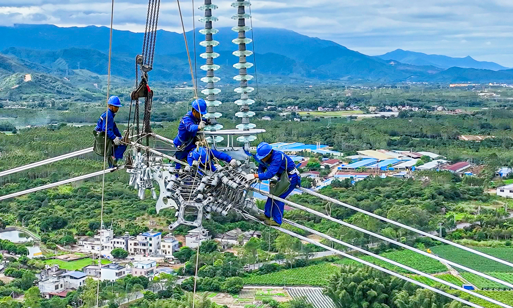 甲湖灣電廠擴建接入系統工程旨在滿足汕尾甲湖灣電廠擴建3號、4號機組發電送出需求，進一步完善粵東片區電網架構，提升粵東電力送往粵港澳大灣區承載力。工程計劃將于今年年底前全面建成投運。