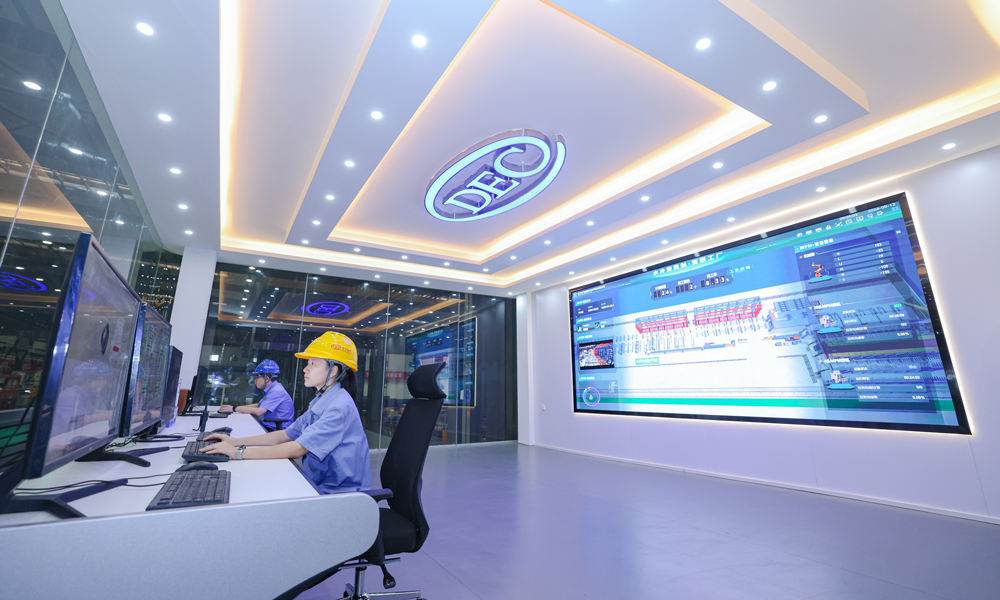 水冷壁數字化工廠融合了工業互聯網、工業機器人、機器視覺、大數據及人工智能等先進技術，試運行以來，實現設備數字化率達100%、在線檢測100%、材料利用率100%、自動排產100%、碳足跡覆蓋率100%、生產效率提高100%、人均產值提升5倍，0.9米每分鐘跑屏速度、20條焊縫同步跟蹤數據不斷被刷新，為生產提速、高效交付提供了堅實支撐。