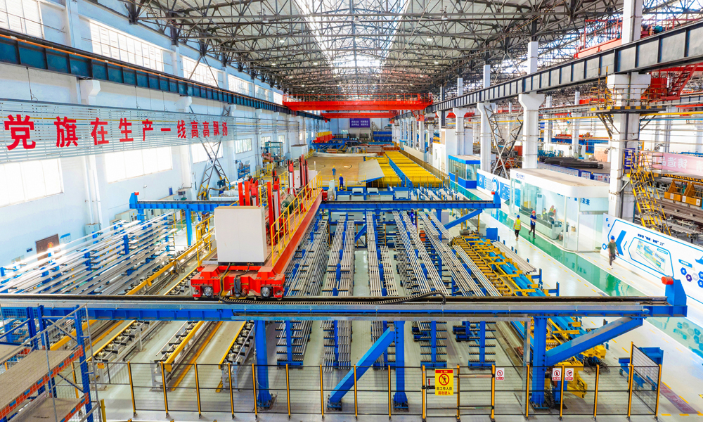 東方鍋爐一系列“數制·智聯”工廠建設，是全面貫徹國家“以信息化推動傳統產業升級、加快數字經濟建設、加快發展新質生產力”等系列精神的重要行動，是東方電氣集團加快數字化制造轉型戰略的重要成果。圖為已投運的鍋爐行業首個聯箱數字化智能制造工廠。