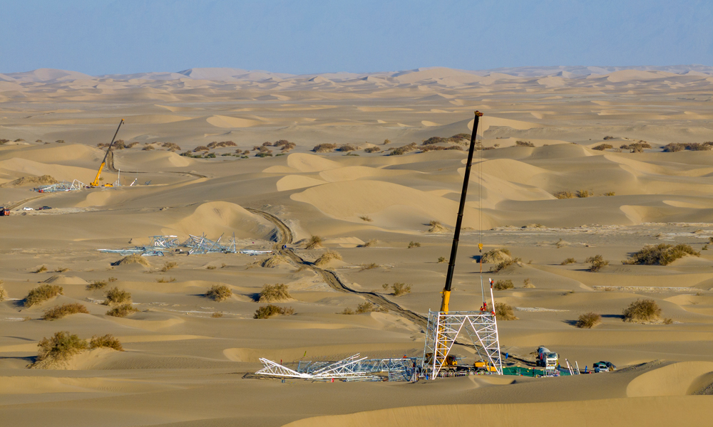 近日，山東送變電工程有限公司施工人員開展新疆750千伏且末—若羌輸電線路工程Ⅱ標段鐵塔組立作業。該標段線路長110.85千米，全線位于塔克拉瑪干沙漠，共計新建鐵塔225基。